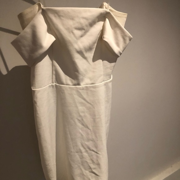 Adorable white off-the-shoulder minidress 😇 - Picture 2 of 2